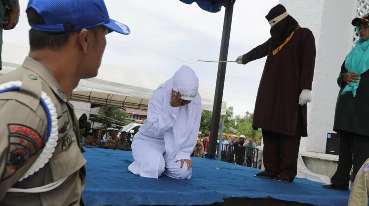 Una mujer que violó la «ley Sharia» es castigada con azotes públicos en Indonesia