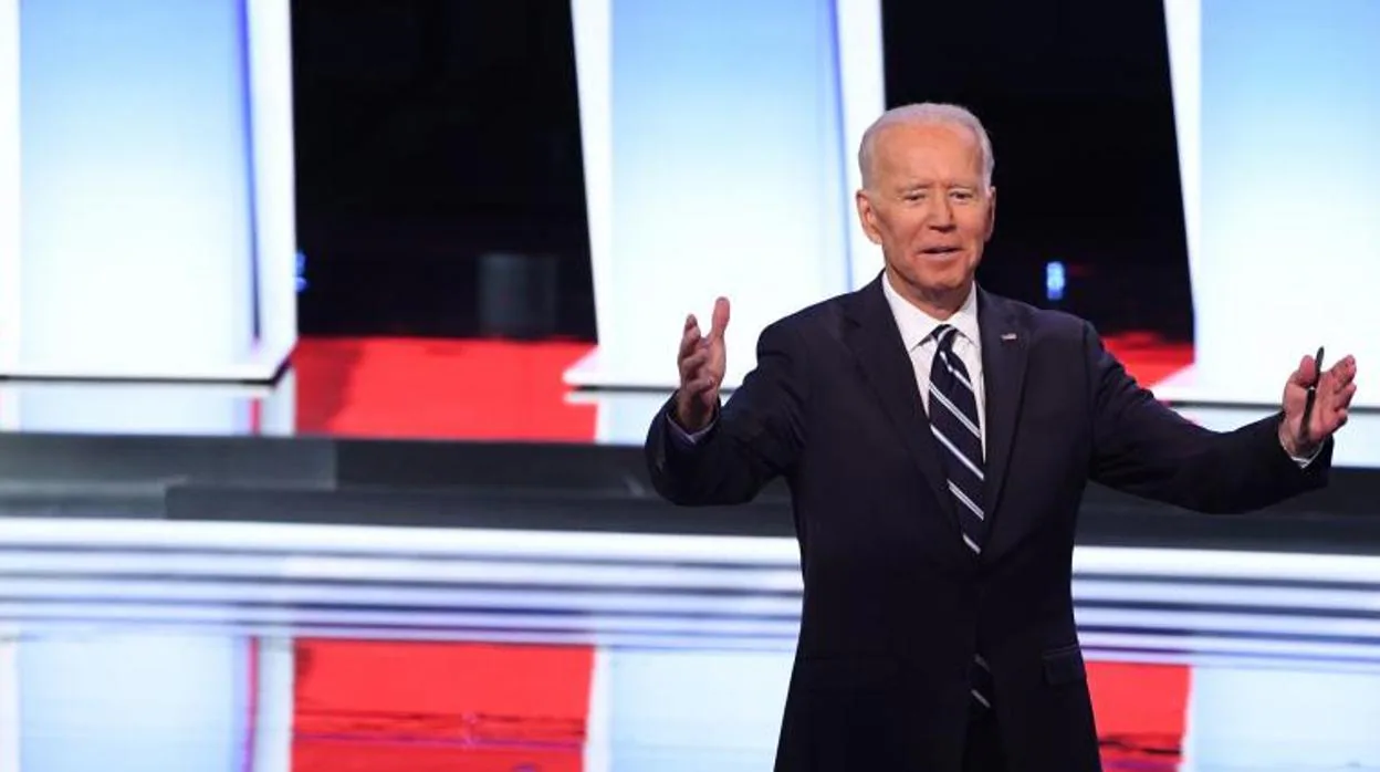 Joe Biden gesticula durante el segundo debate de las primarias demócratas