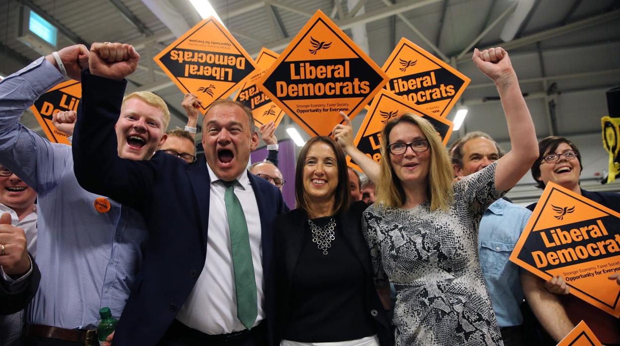 La candidata del Partido Liberal Demócrata, Jane Dodds, celebra ayer la victoria junto a su equipo