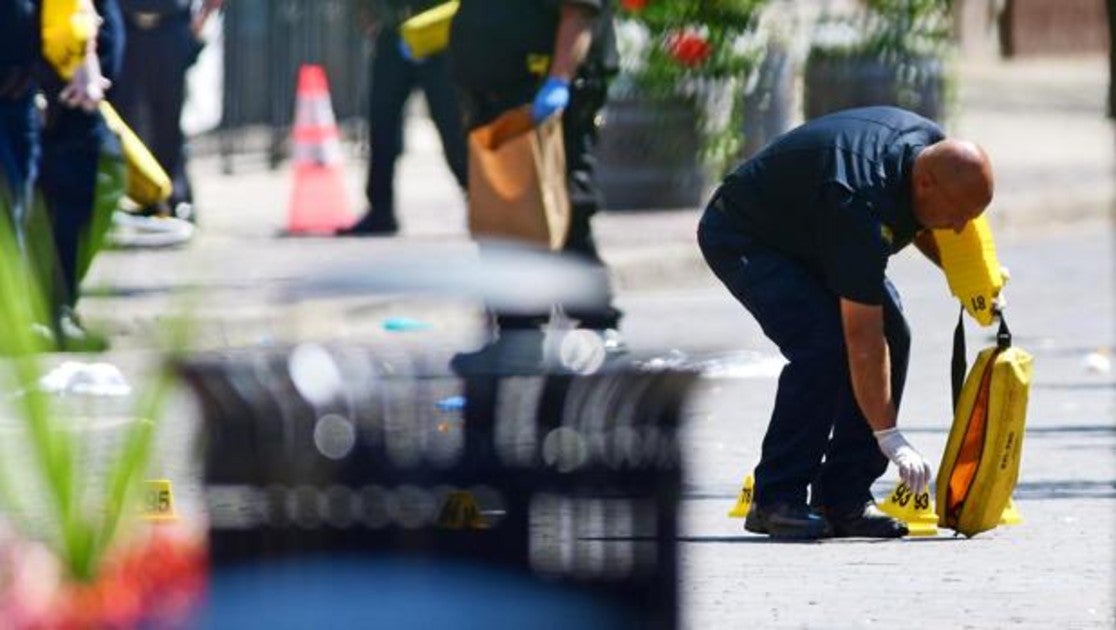 Un policía, en la zona del crimen