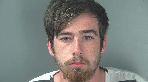 Un hombre mata al bebé de dos meses de su pareja porque le vomitó encima