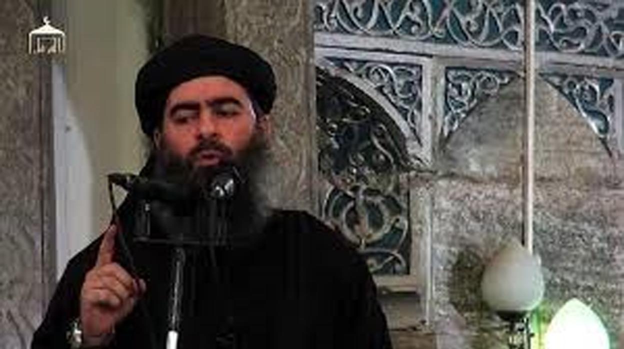 El líder del Daesh, Abu Bakr Al Bagdadi, gestualiza el «tawhid»