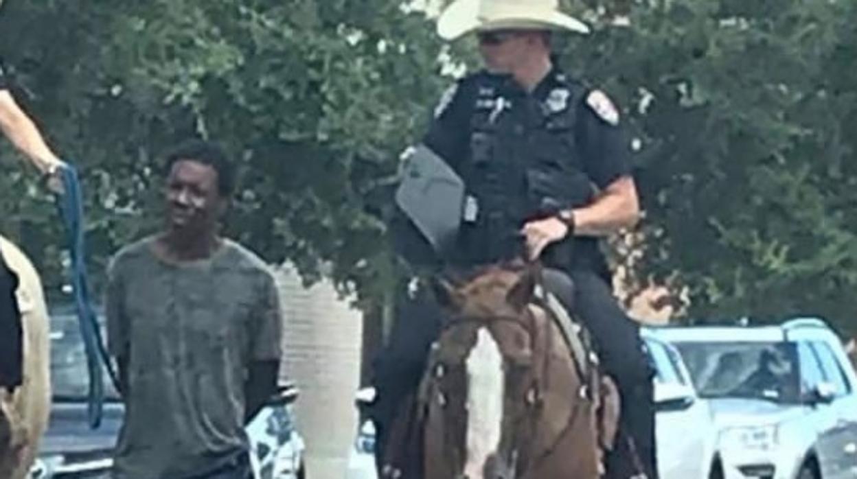 La Policía lleva atado y a caballo a un hombre negro en Galveston, Texas