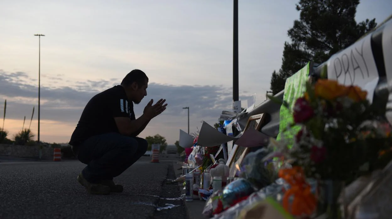 Una persona reza por las víctimas en el memorial erigido cerca del lugar de la masacre