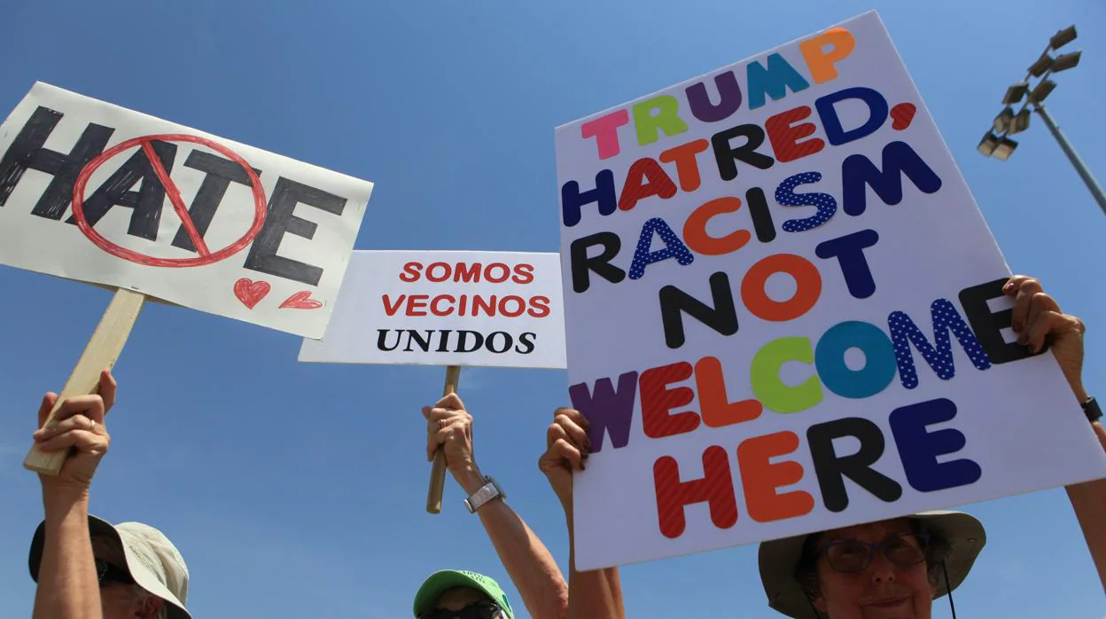 Manifestantes en El Paso piden el fin del odio y el racismo