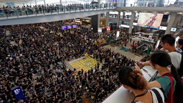 Sentadas en el aeropuerto y marchas prohibidas en otro fin de semana convulso en Hong Kong