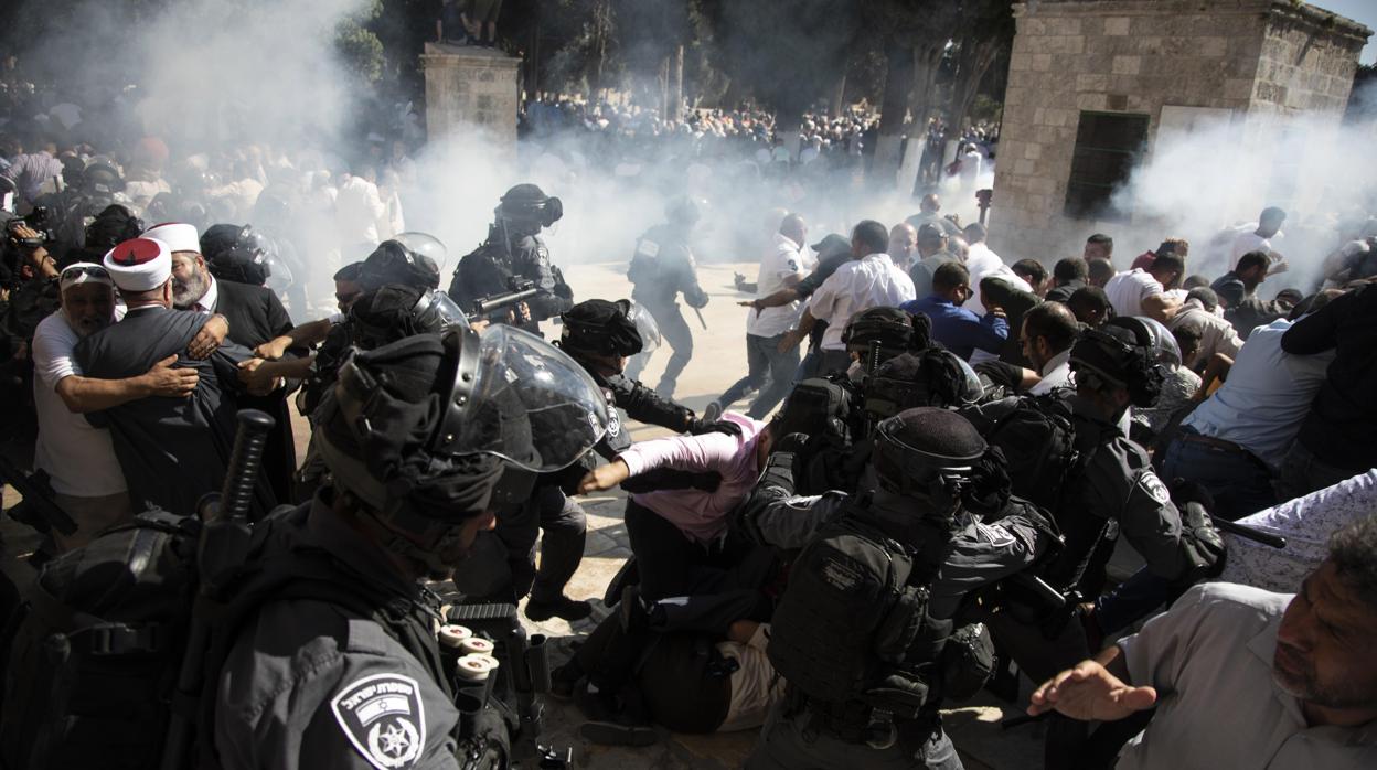 La Policía israelí carga contra los palestinos que habían acudido a celebrar su fiesta