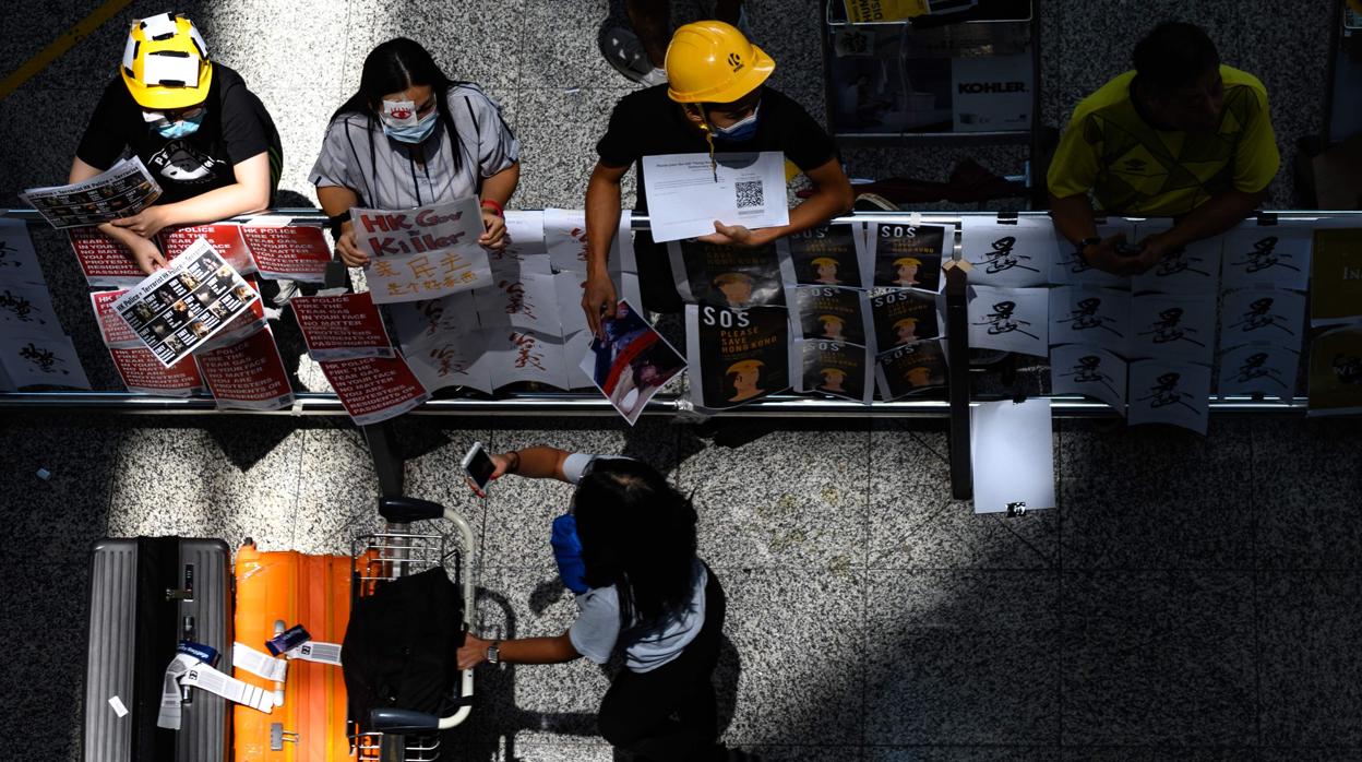 Un grupo de manifestantes en el aeropuerto de Hong Kong