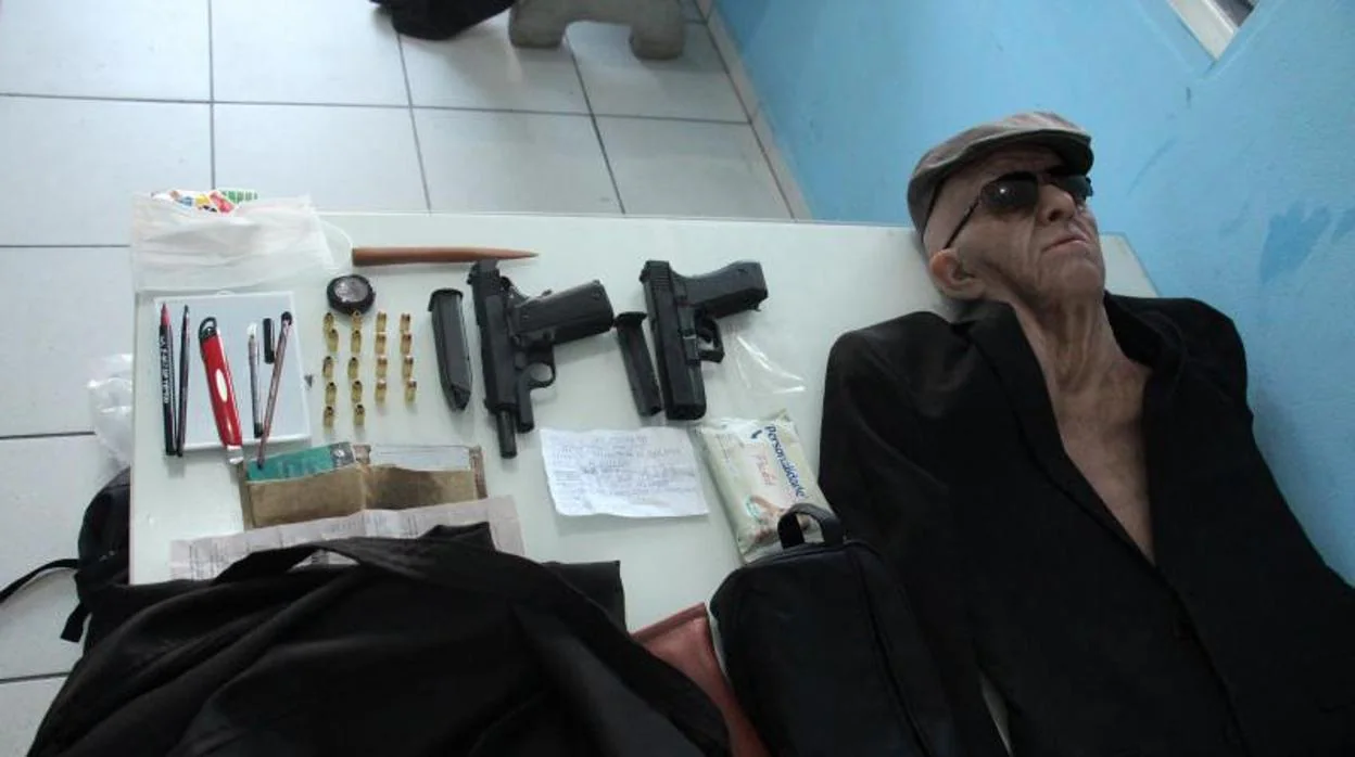 Armas y disfraz con los que fue arrestado un exempleado de una agencia bancaria