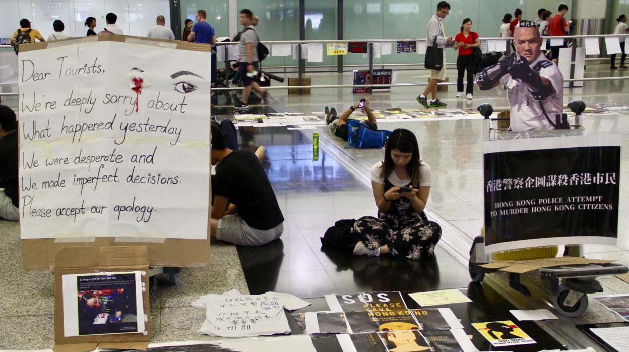 Las protestas continúan en el aeropuerto de Hong Kong tras días de mucha tensión