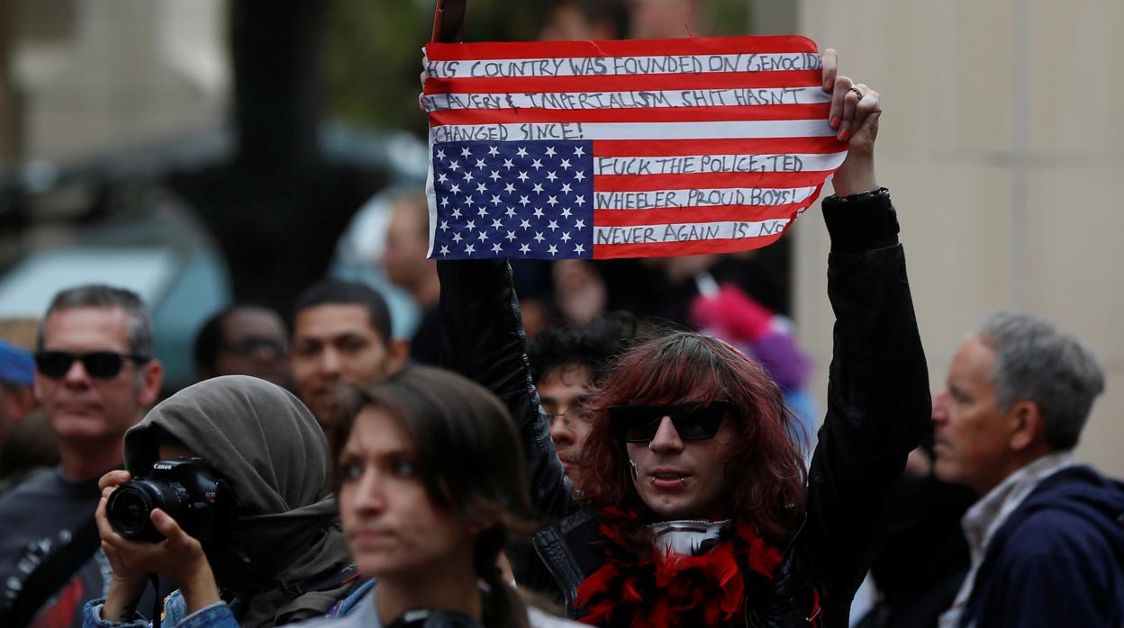 Un asistente a la contramanifestación sujeta una bandera tras la concentración de los «Proud Boys» en Portland, Oregon