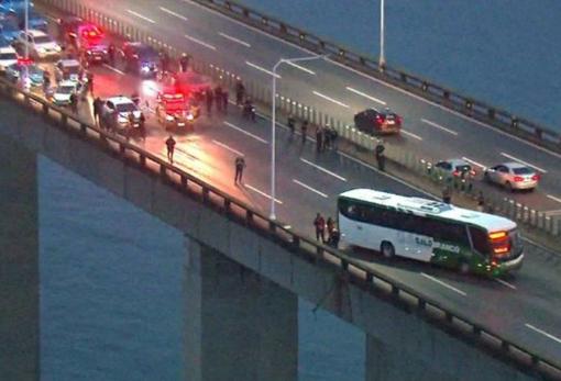 Imagen difundida en las redes sociales del autobús en medio del puente Río-Niteroi