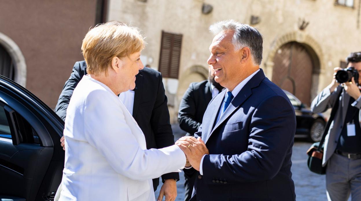 Viktor Orban da la bienvenida a Angela Merkel en Sopron, en la frontera de Hungría con Austria