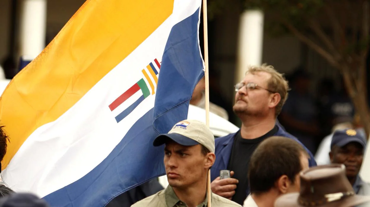 Un partidario del apartheid sostiene la bandera antigua, en 2010