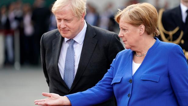 Merkel asegura a Johnson que ve posible una solución para la frontera irlandesa «en 30 días»