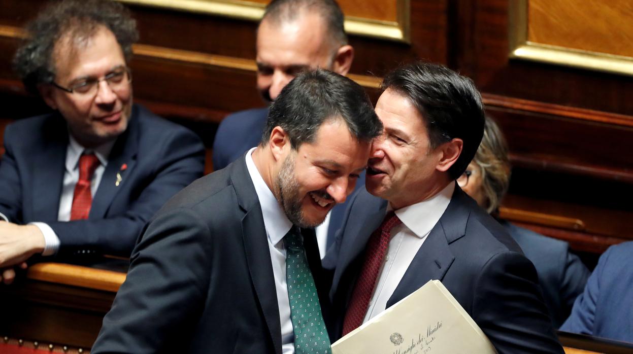 El primer ministro italiano Giuseppe Conte habla con el viceprimer ministro italiano Matteo Salvini