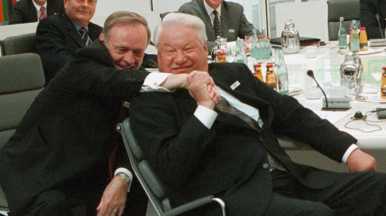 El expresidente ruso, Boris Yeltsin (centro), junto a su homólogo canadiense, Jean Chretien (izqda,), en una sesión del G-8 de 1999, celebrada en Colonia (Alemania). Al fondo, los exmandatarios francés y estadounidense, Jacques Chirac y Bill Clinton