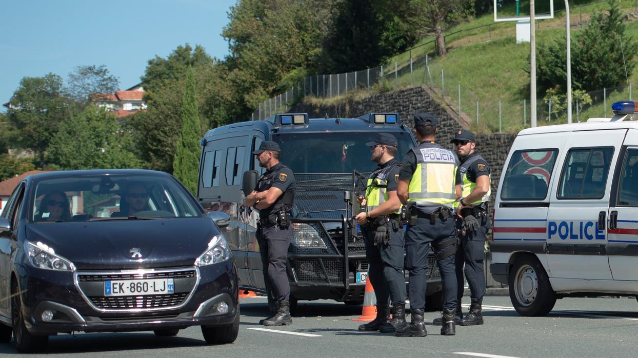 La Policía española, en un control fronterizo en Behobia