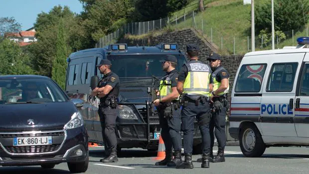 Tensión entre la Policía y los radicales que intentan cortar las carreteras ante la cumbre del G-7