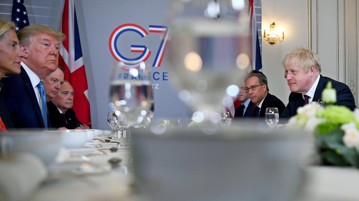 Reunión del G-7 en la que aparecen Donald Trump, presidente de EE.UU., y el primer ministro británico, Boris Johnson