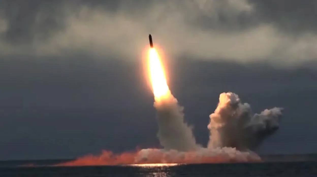 Lanzamiento del misil Bulava desde un submarino nuclear ruso
