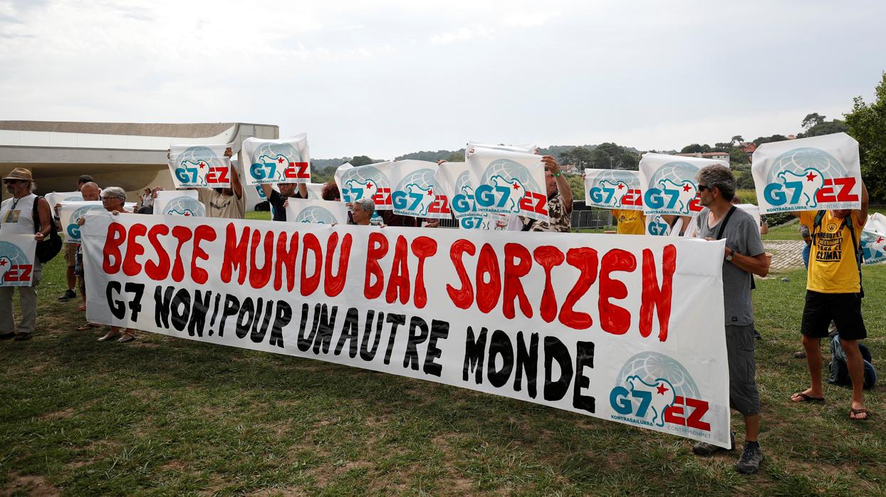 Los manifestantes de la «contracumbre» del G-7 intentan acceder al centro de Biarritz