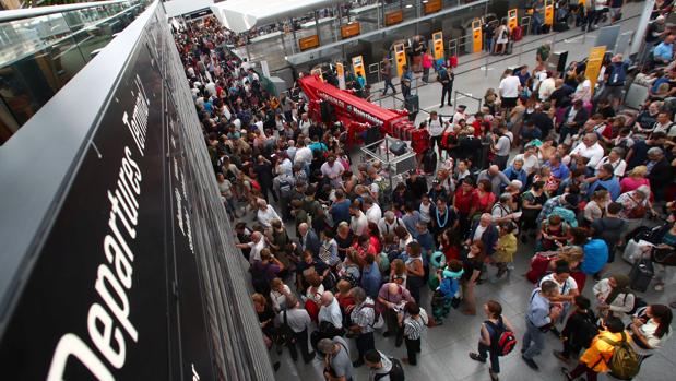 Un español abre una puerta equivocada en el aeropuerto de Múnich y obliga a cancelar 130 vuelos