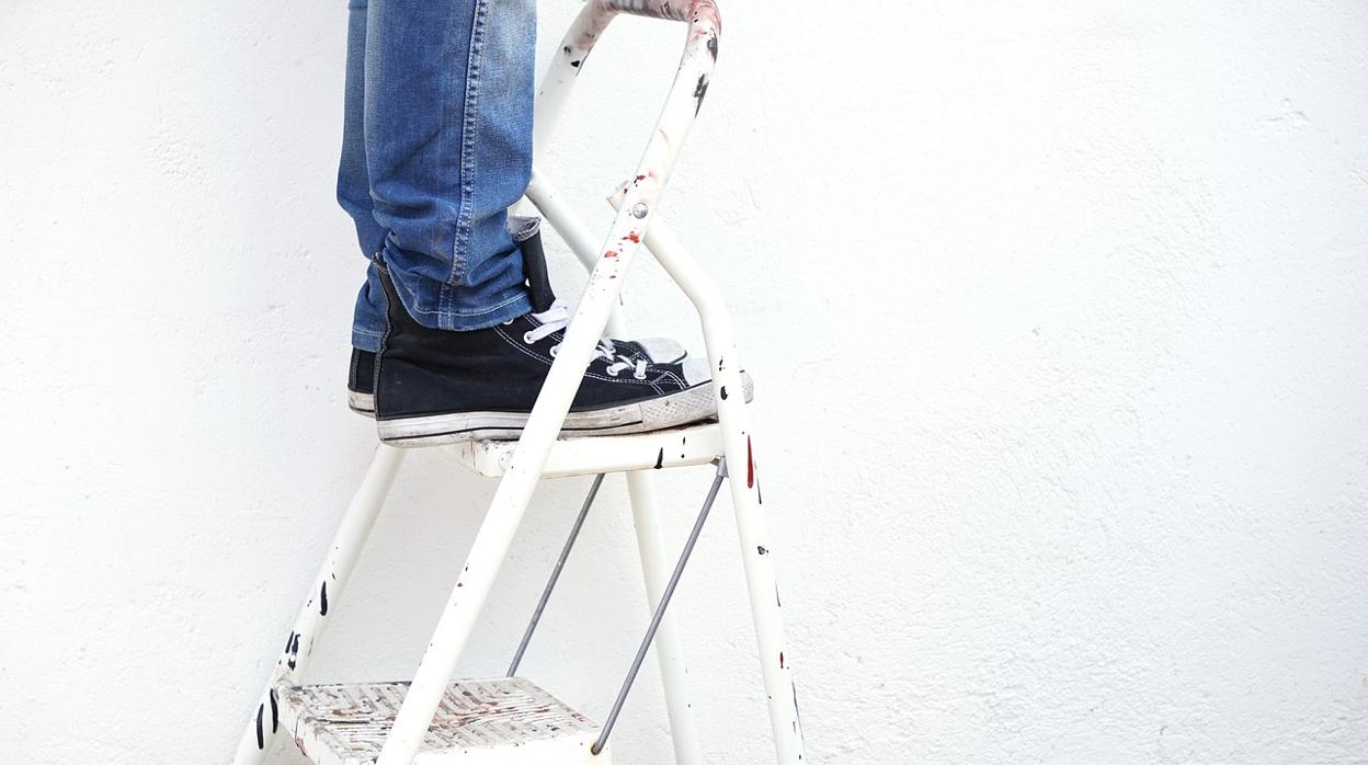 El hombre estaba haciendo labores de bricolaje cuando se tropezó e introdujo su cabeza entre dos escalones