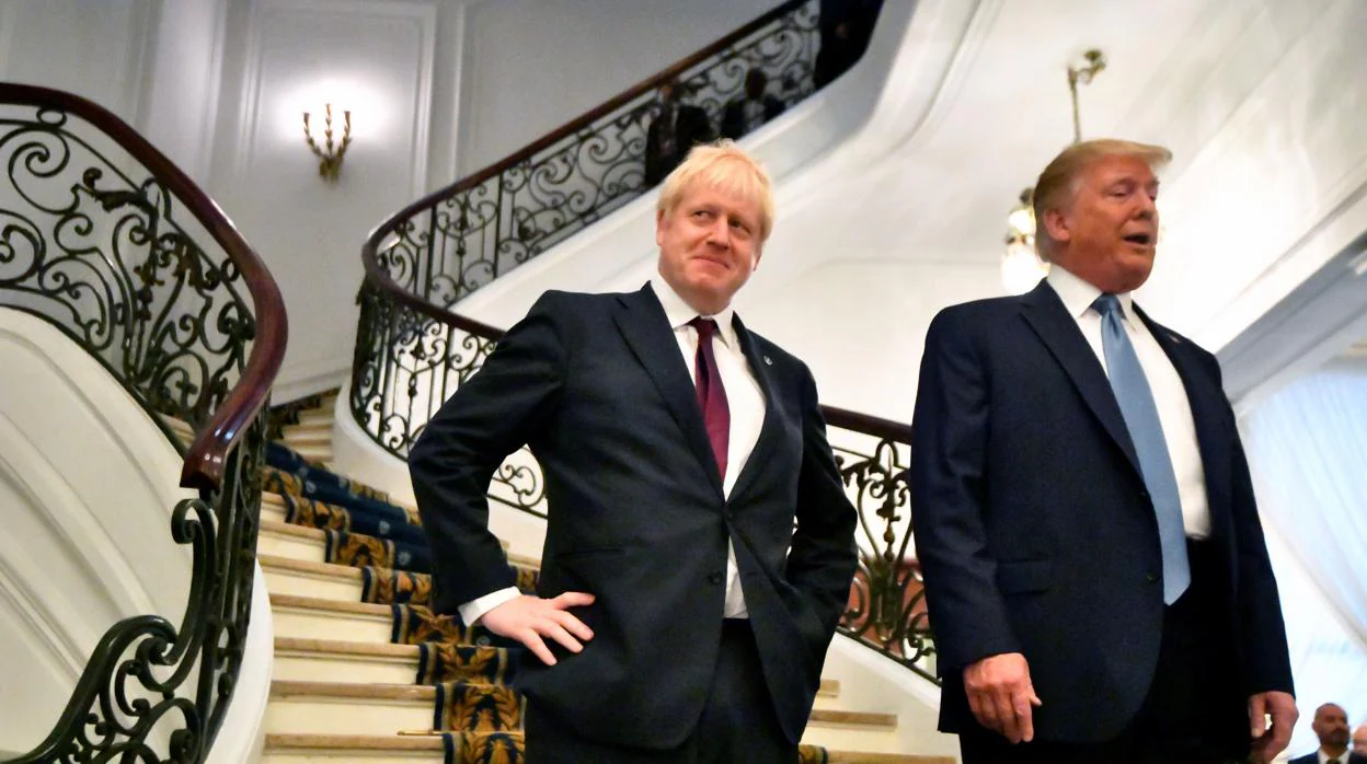 El primer minitro británico,Boris Johnson y el presidente de EE.UU., Donald Trump durante la cumbre del G-7