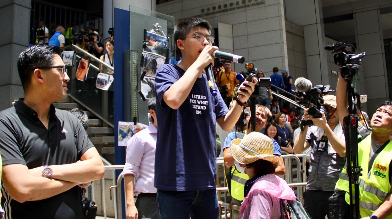 Joshua Wong se dirige a la multitud que cercó la comisaría central de Wan Chai el 21 de junio