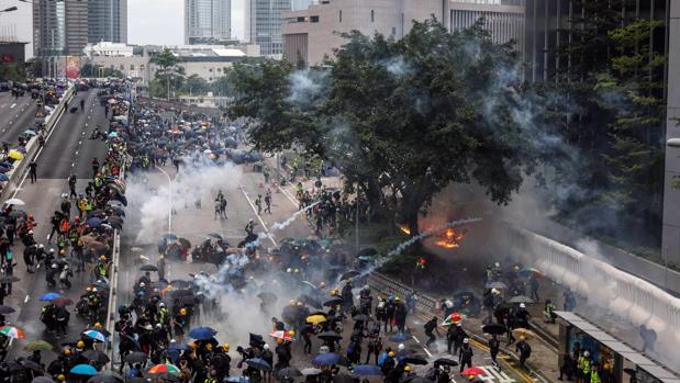 Gases lacrimógenos y cañones de agua para frenar una nueva protesta masiva en Hong Kong