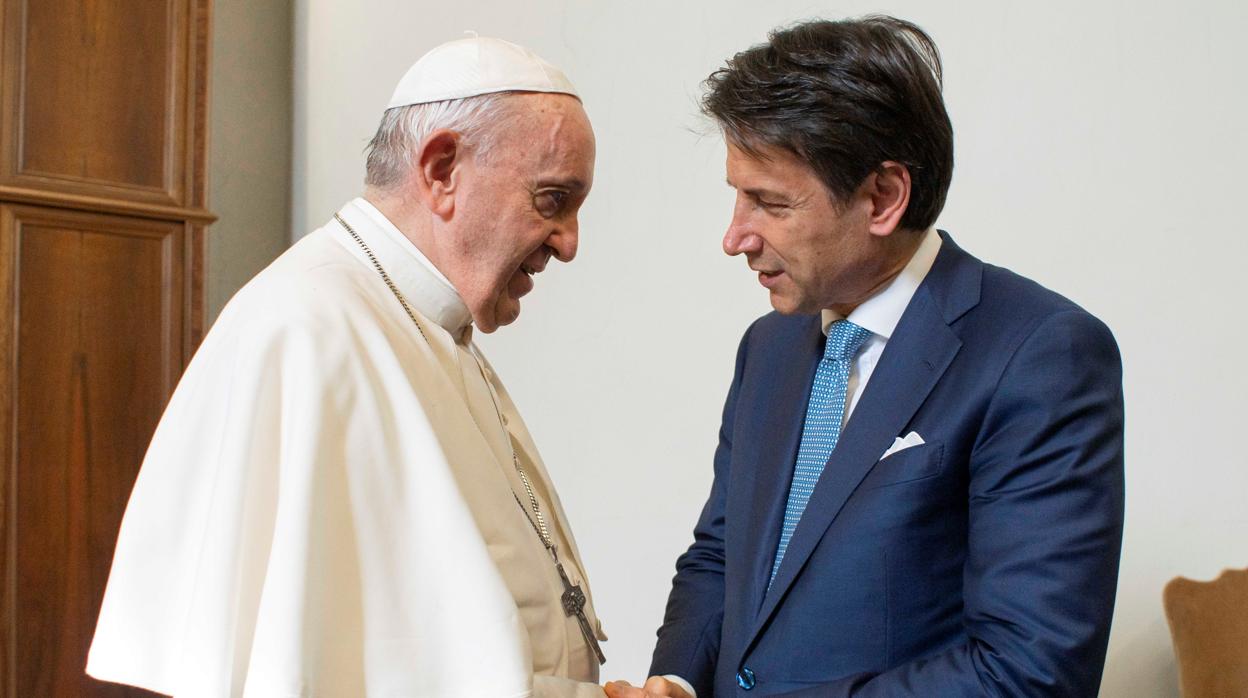 El Papa Francisco saluda al primer ministro en funciones, Giuseppe Conte