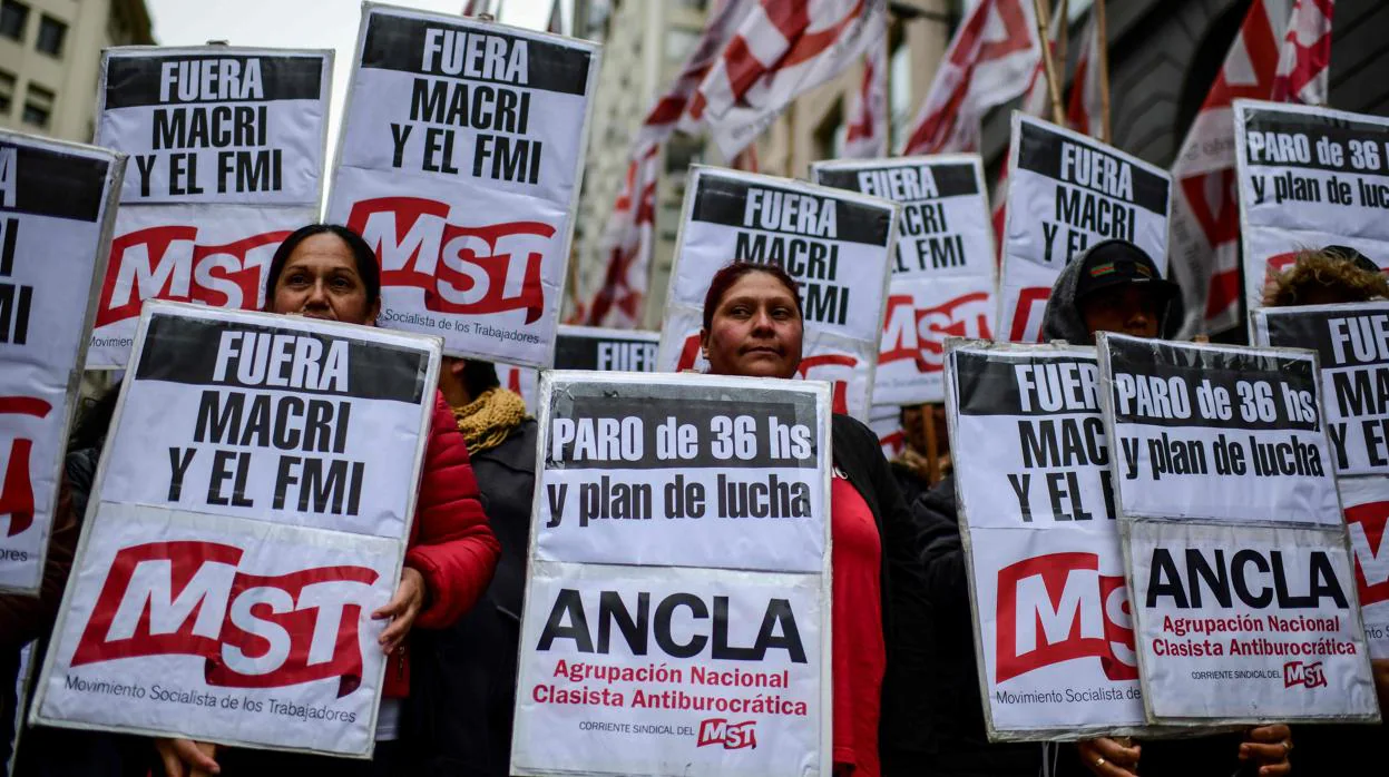 Manifestantes protestan contra las políticas económicas de Mauricio Macri, el pasado viernes