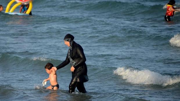 Bañistas en burkini provocan el cierre de una piscina en París