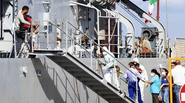 Italia permite dos desembarcos de inmigrantes ante la posible salida de Salvini del Gobierno