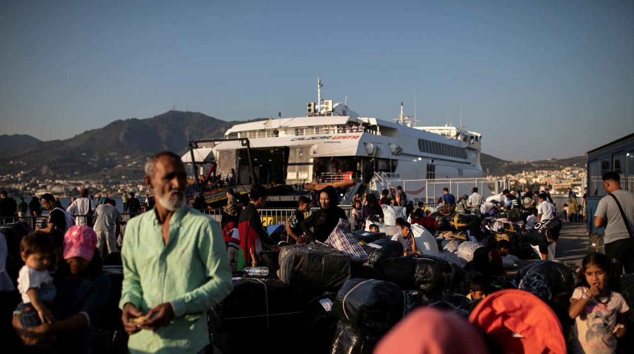 Cientos de inmigrantes esperan en el campo de Lesbos a ser reubicados