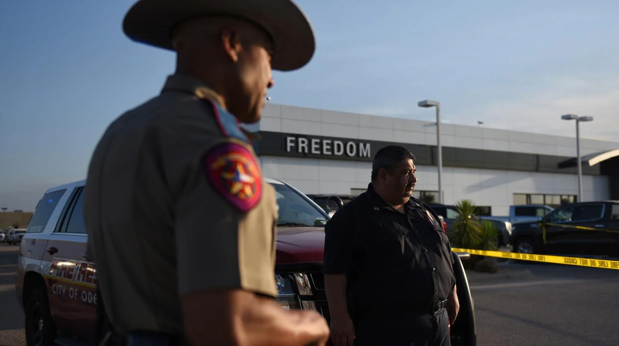 Agentes de la Policía estatal de Texas esta semana en la escena del crimen de una matanza que dejó siete muertos en Odessa