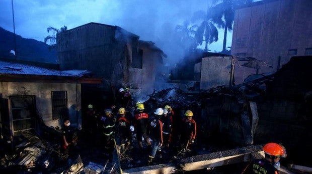 Mueren ocho personas tras estrellarse un avión sanitario en Filipinas