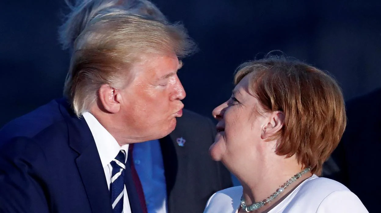 El presidente de EE.UU., Donald Trump, saluda a la canciller alemana, Angela Merkel, en el G-7 de Biarritz