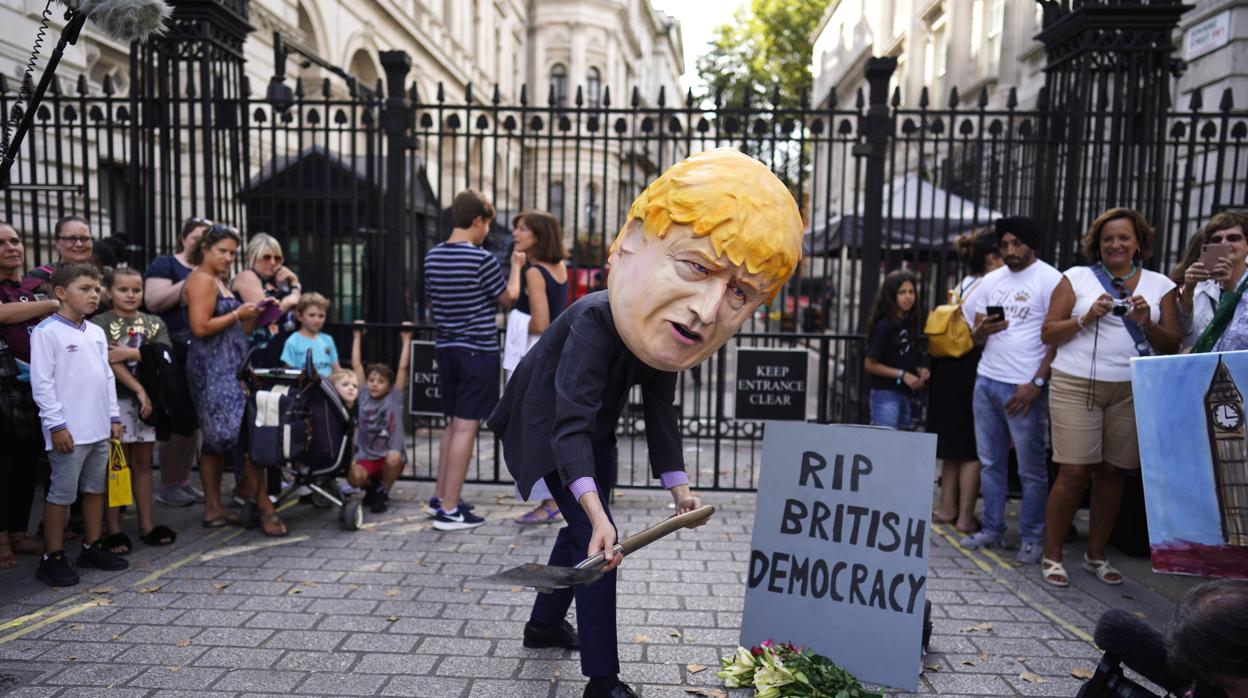 Protestas frente al Parlamento británico tras la decisión de Johnson de cerrarlo