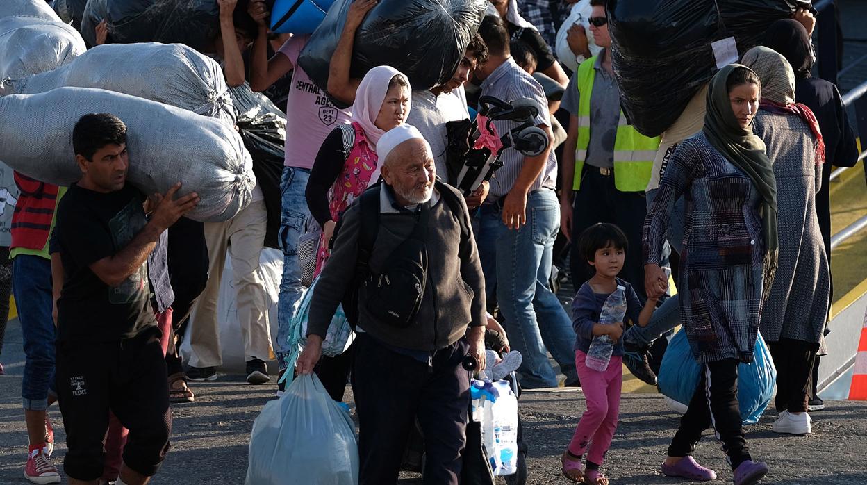 Los refugiados y los migrantes desembarcan en el puerto de Thessaloniki después de ser trasladados desde el campo de refugiados de Moria