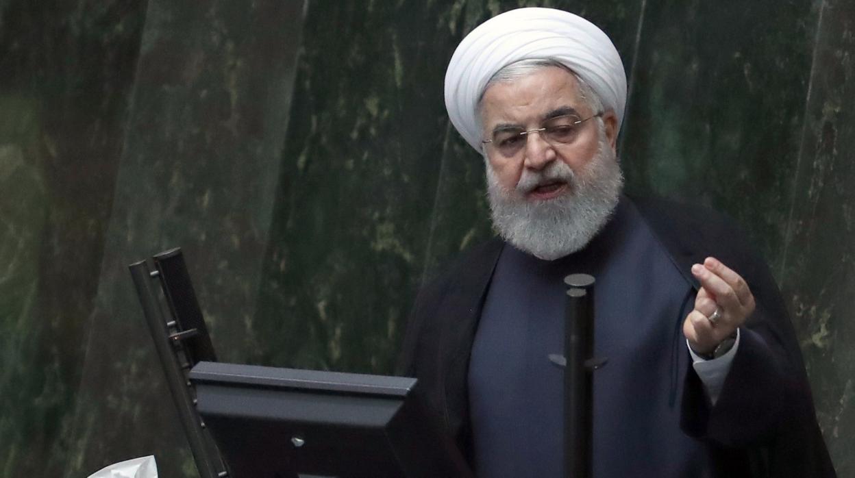 El presidente iraní, Hasán Rohani, se dirige ayer a los diputados en el Parlamento