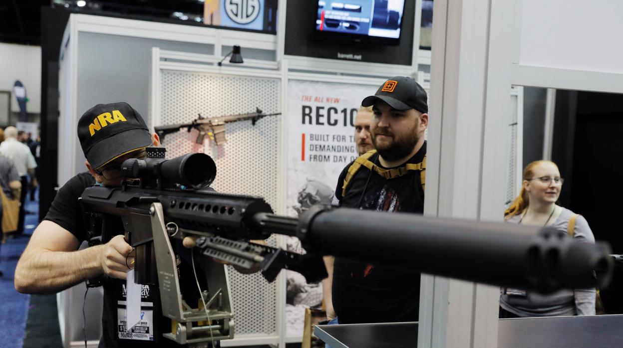 Un hombre durante la feria anual de la NRA, celebrada el pasado mes de abril en Indiana