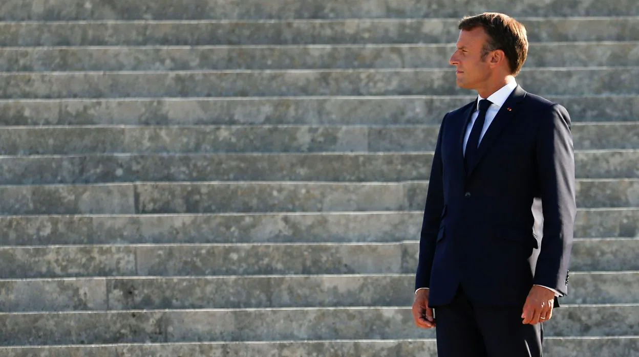 Macron se refuerza a la derecha, católica y social