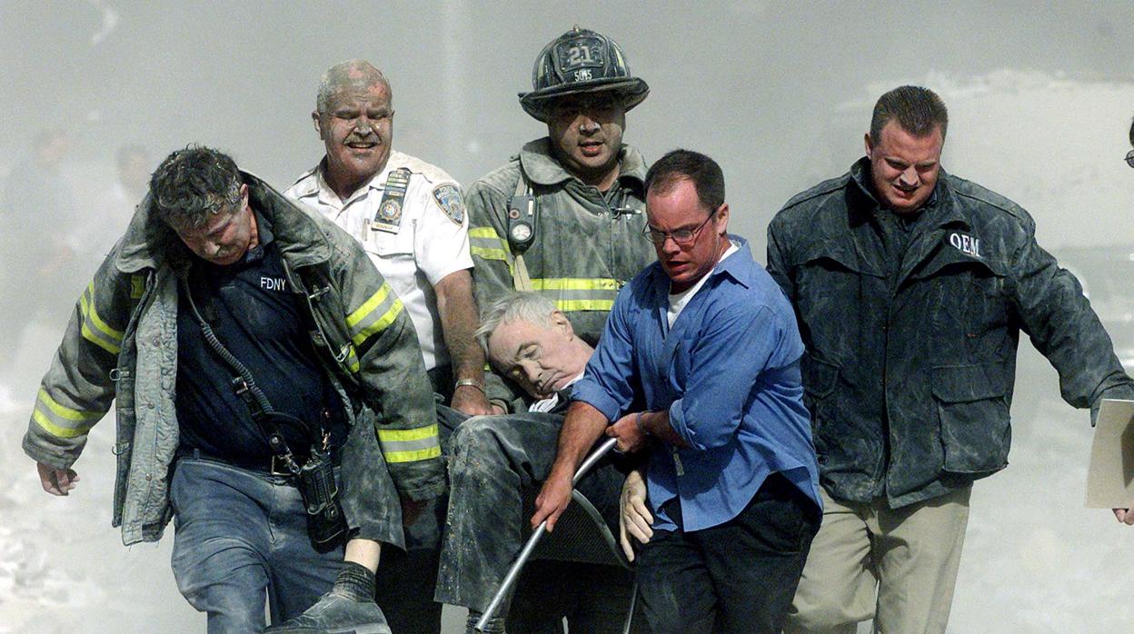 Bomberos y personal de rescate evacuan a uno de los heridos en las Torres Gemelas, el 11 de septiembre de 2001