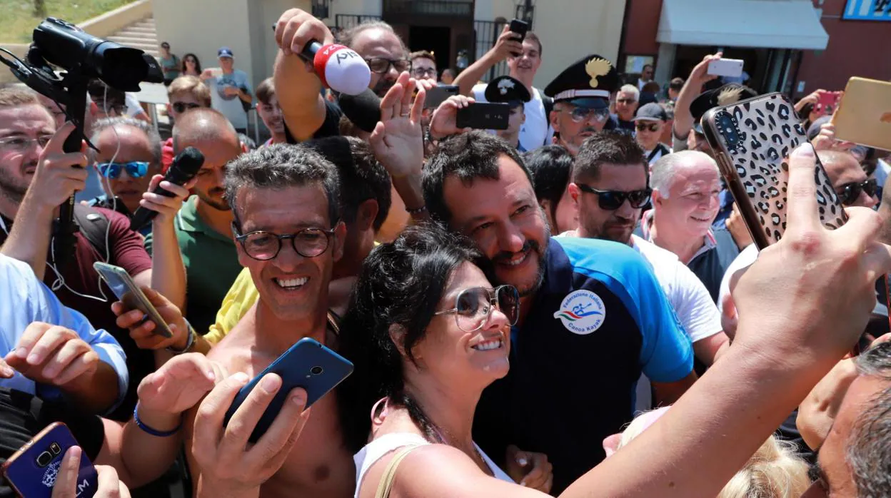 Seguidores de Matteo Salvini se hacen fotos con el líder de la Liga el pasado agosto