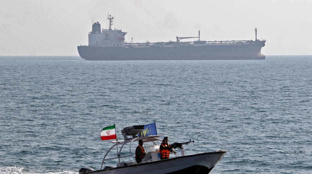 Personal militar iraní navega en patrulleras frente a un petrolero, en una imagen de archivo