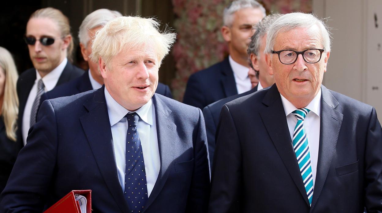 El primer ministro británico, Boris Johnson, y el presidente de la CE, Jean-Claude Juncker, hoy en Luxemburgo