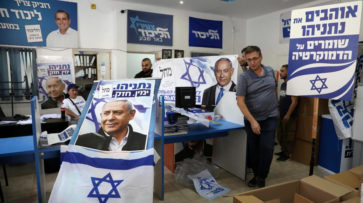 Carteles electoral de Benjamin Netanyahu en una sede del Likud