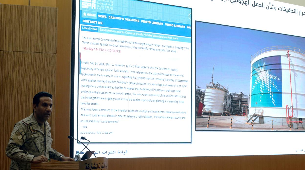 El coronel Turki Al-Malik, portavoz de la coalición saudí, en una rueda de prensa en una refinería de Aramco